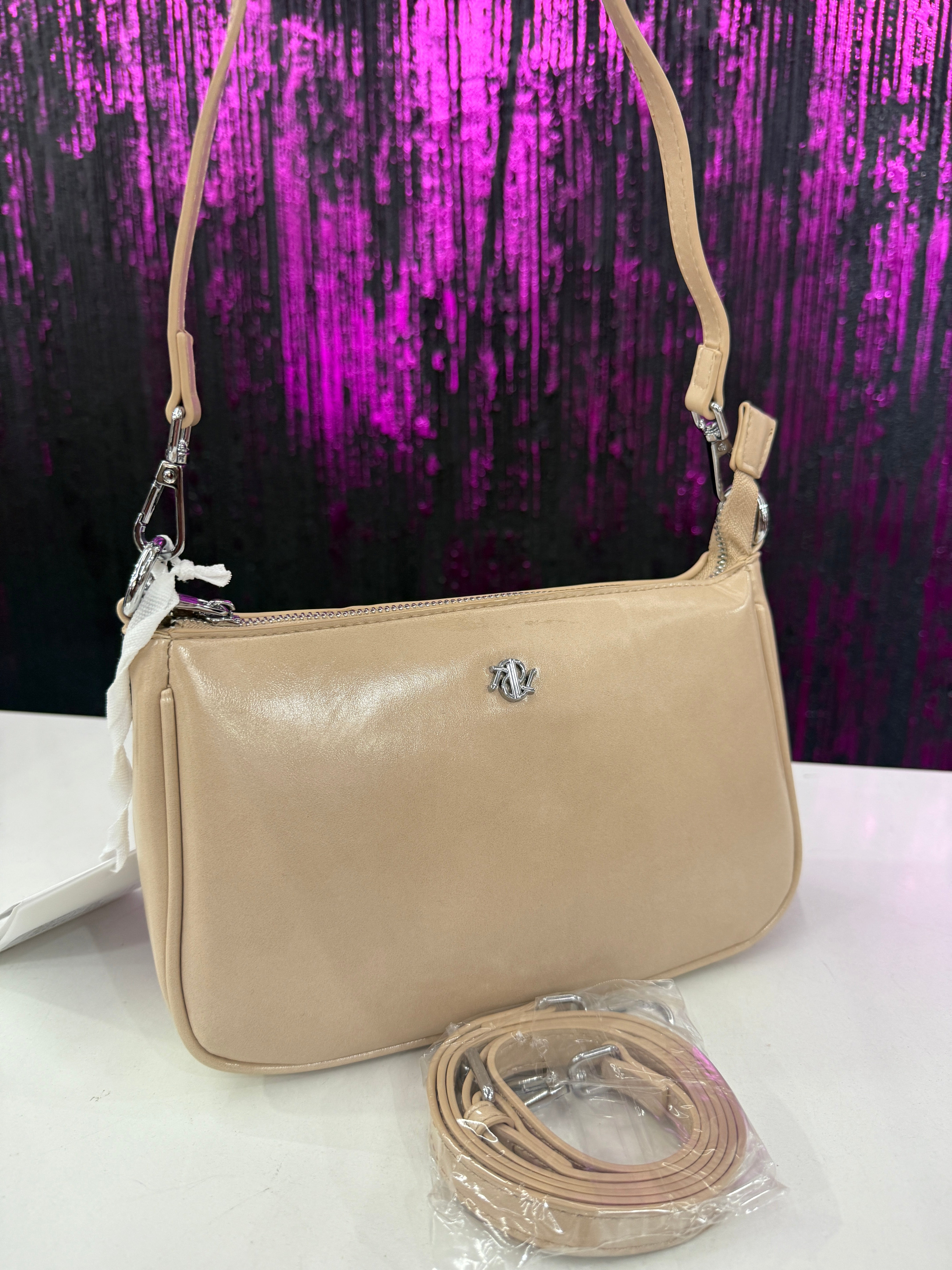 Borsa a spalla design minimal con logo frontale