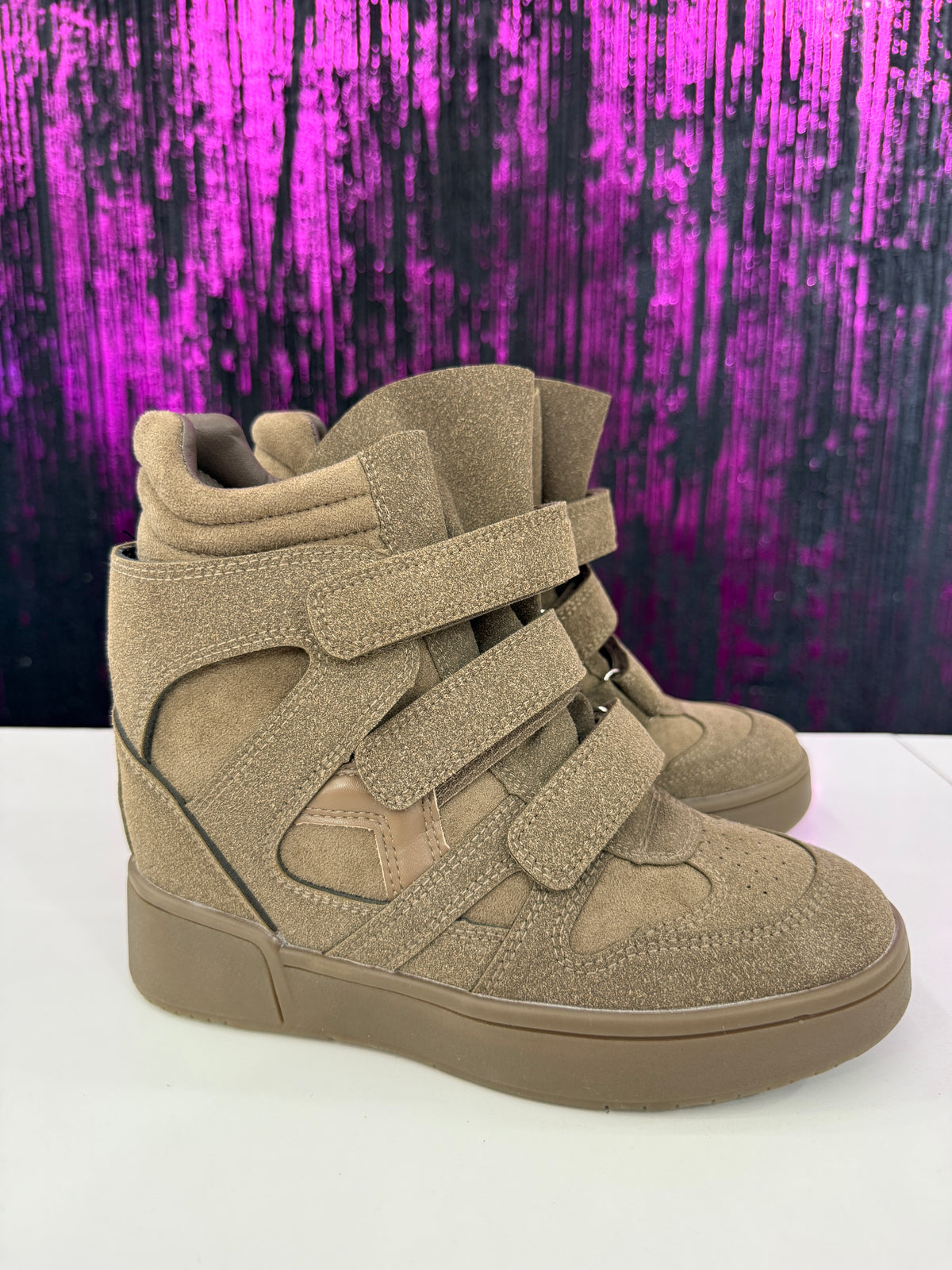 Sneaker stivaletto con zeppa interna