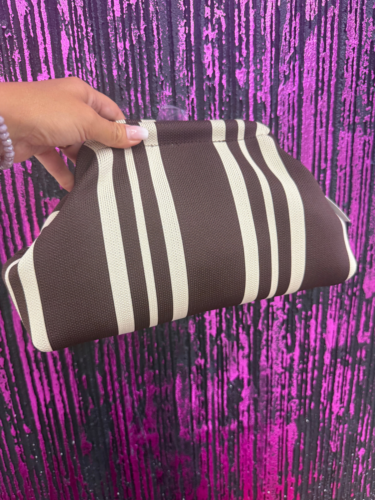 Pochette "dumpling" in maglia a righe strette