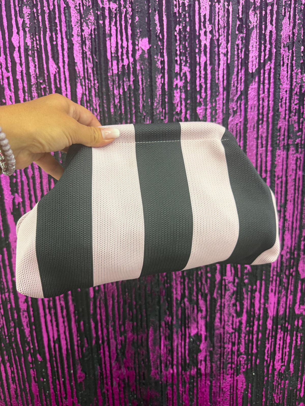 Pochette "dumpling" in maglia fascia larga