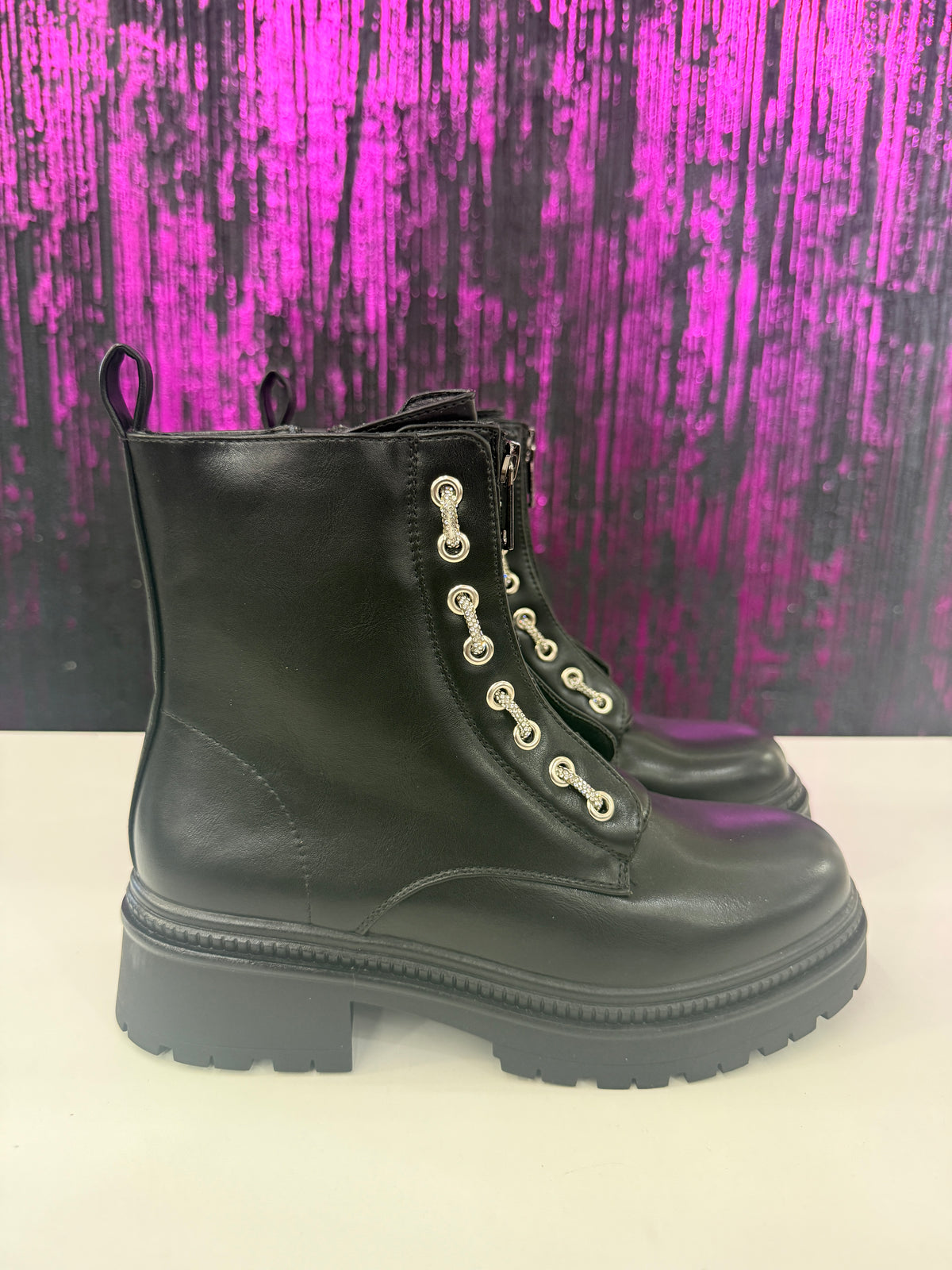Anfibi neri con zip frontale
