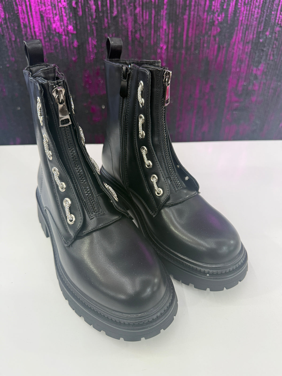 Anfibi neri con zip frontale