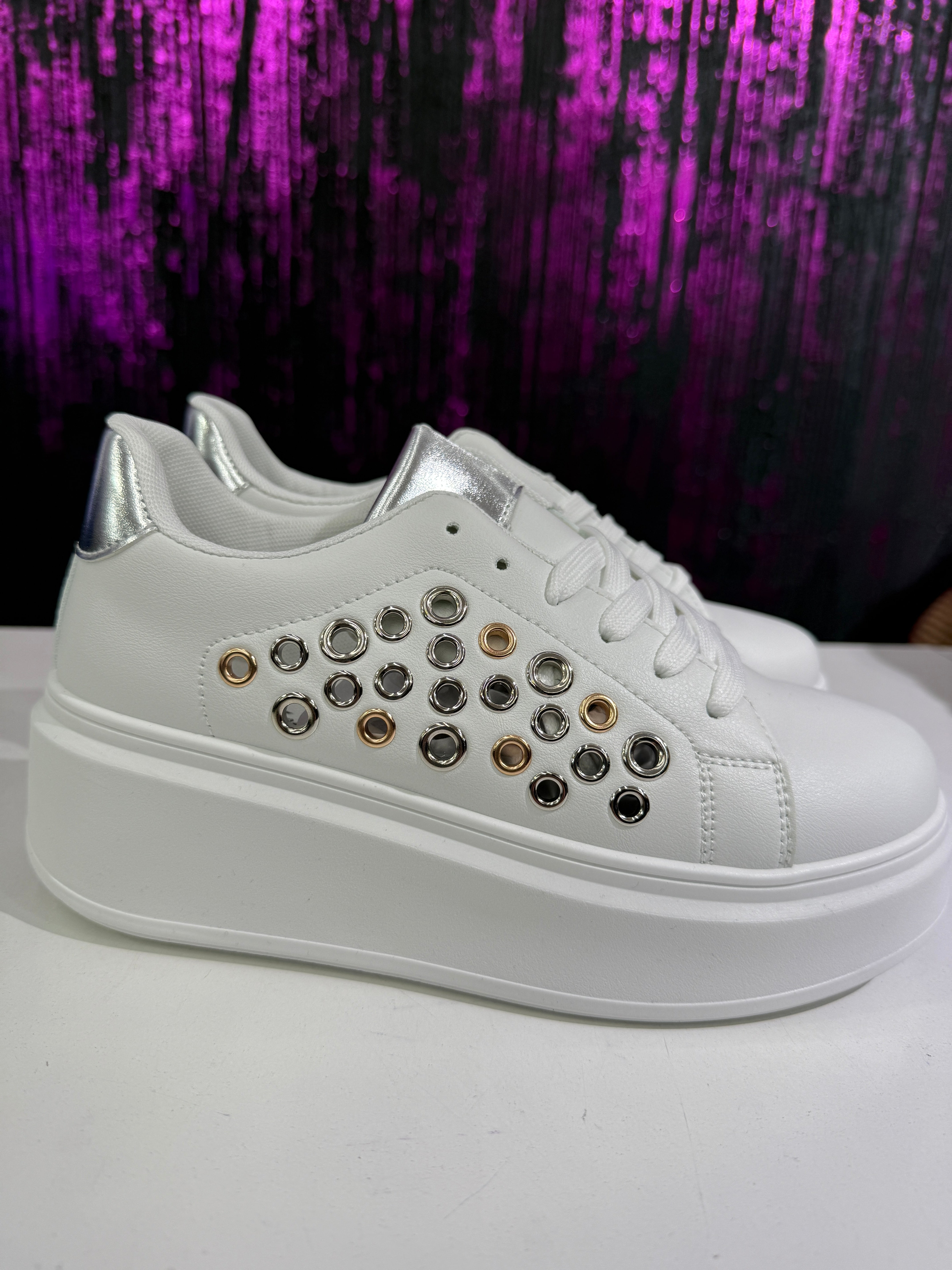 Sneaker donna platform con borchie