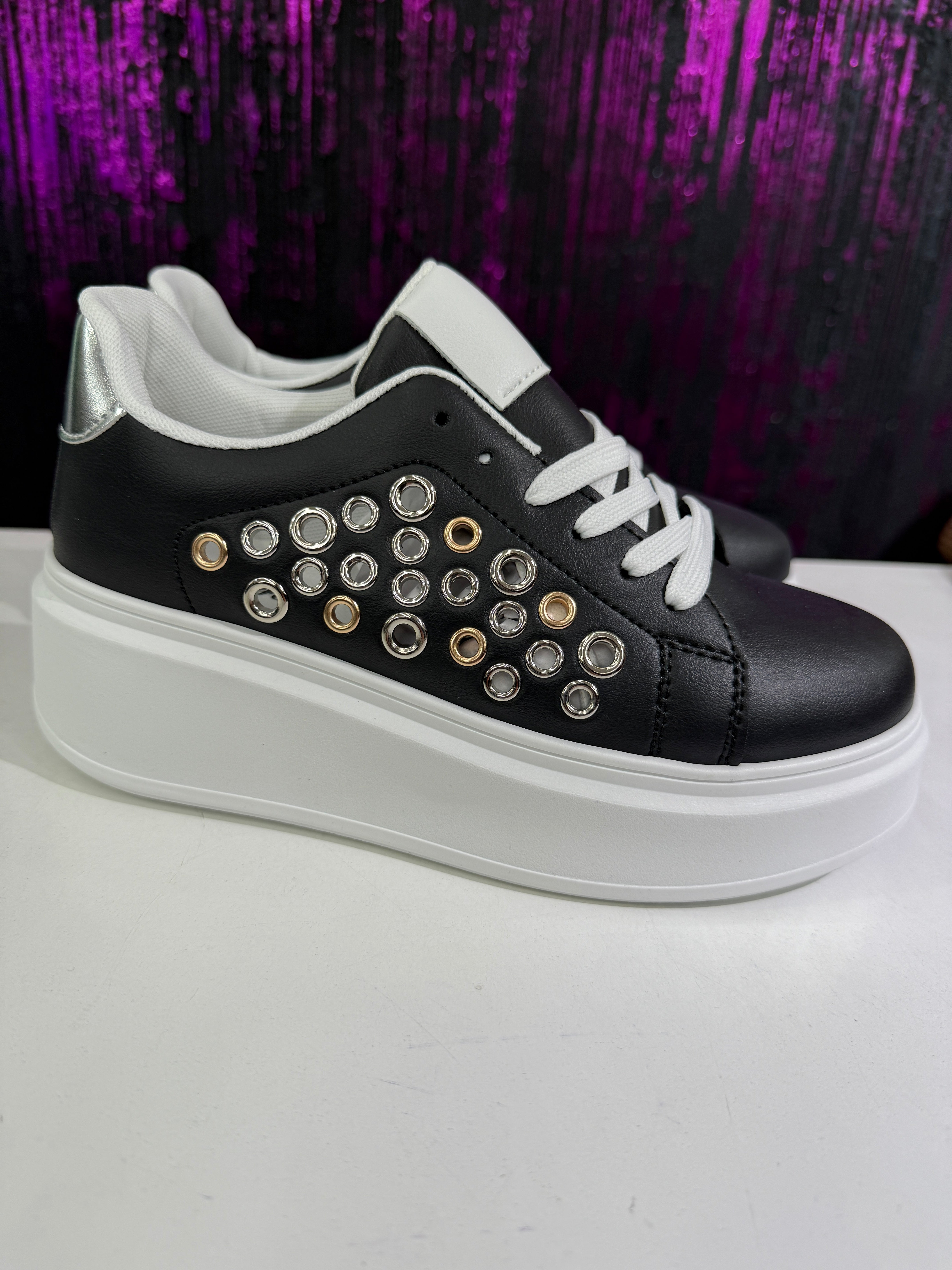 Sneaker donna platform con borchie