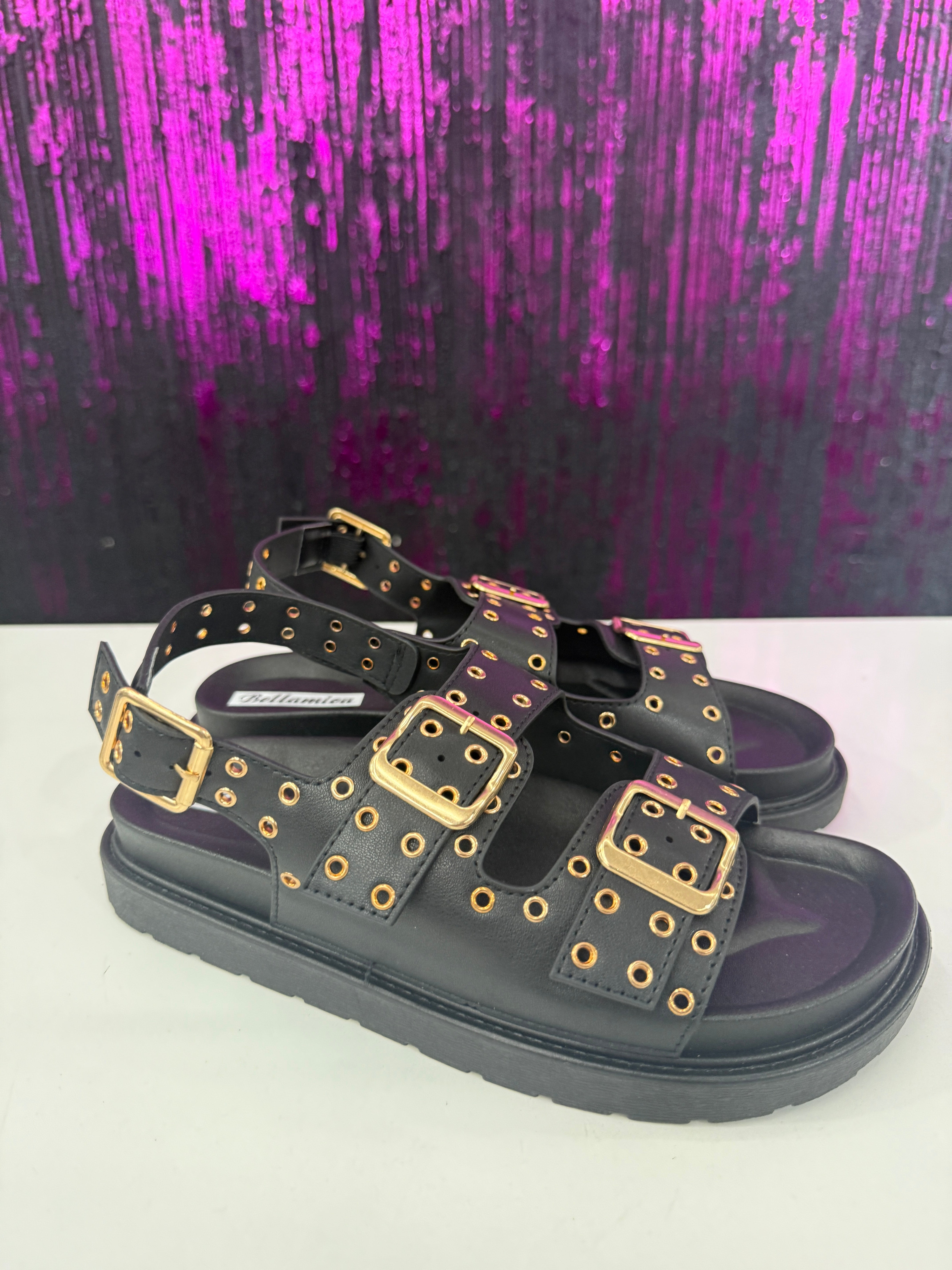 Sandali flatform con borchie