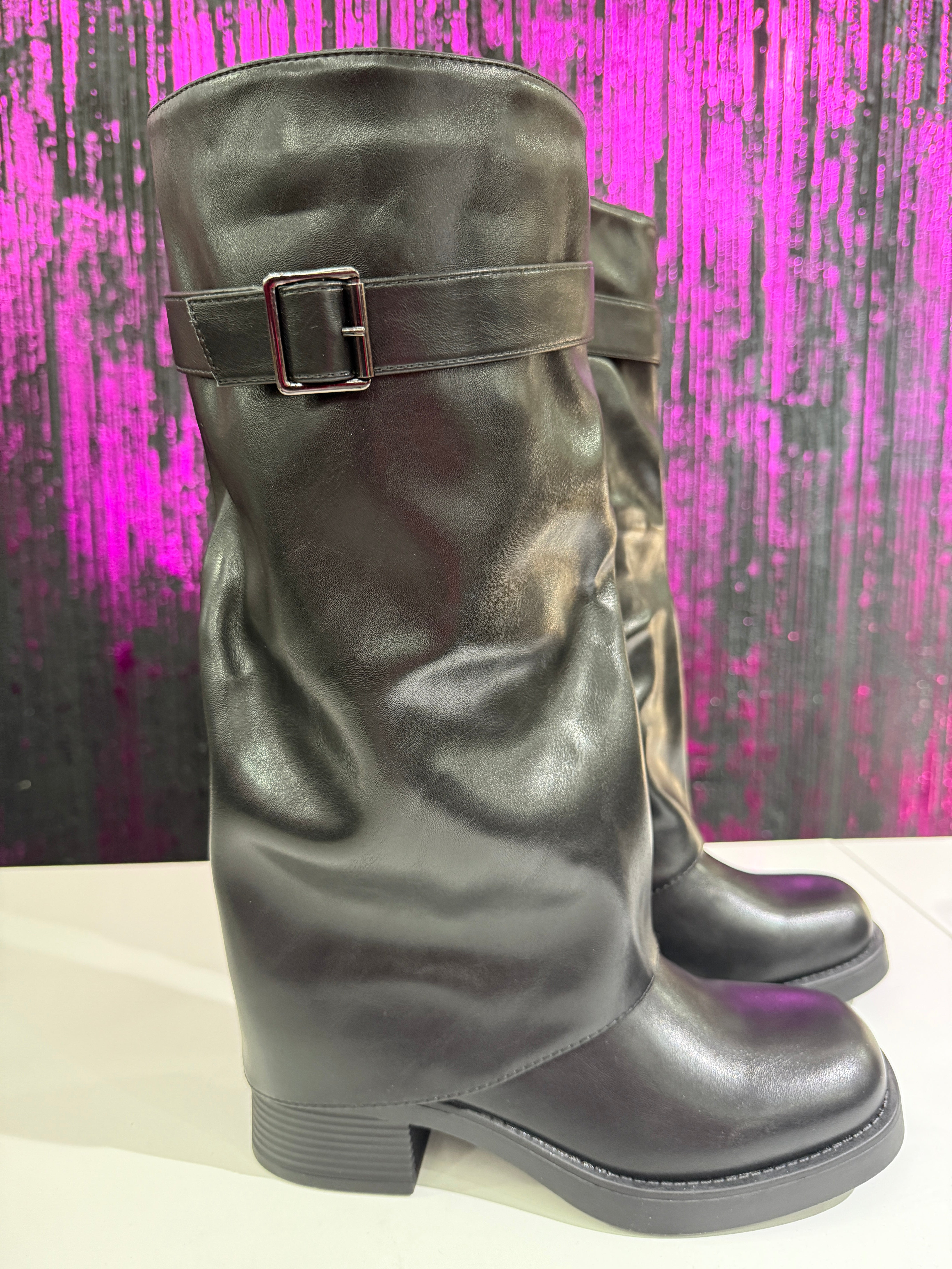 Stivale Nero effetto arricciato con fibbia