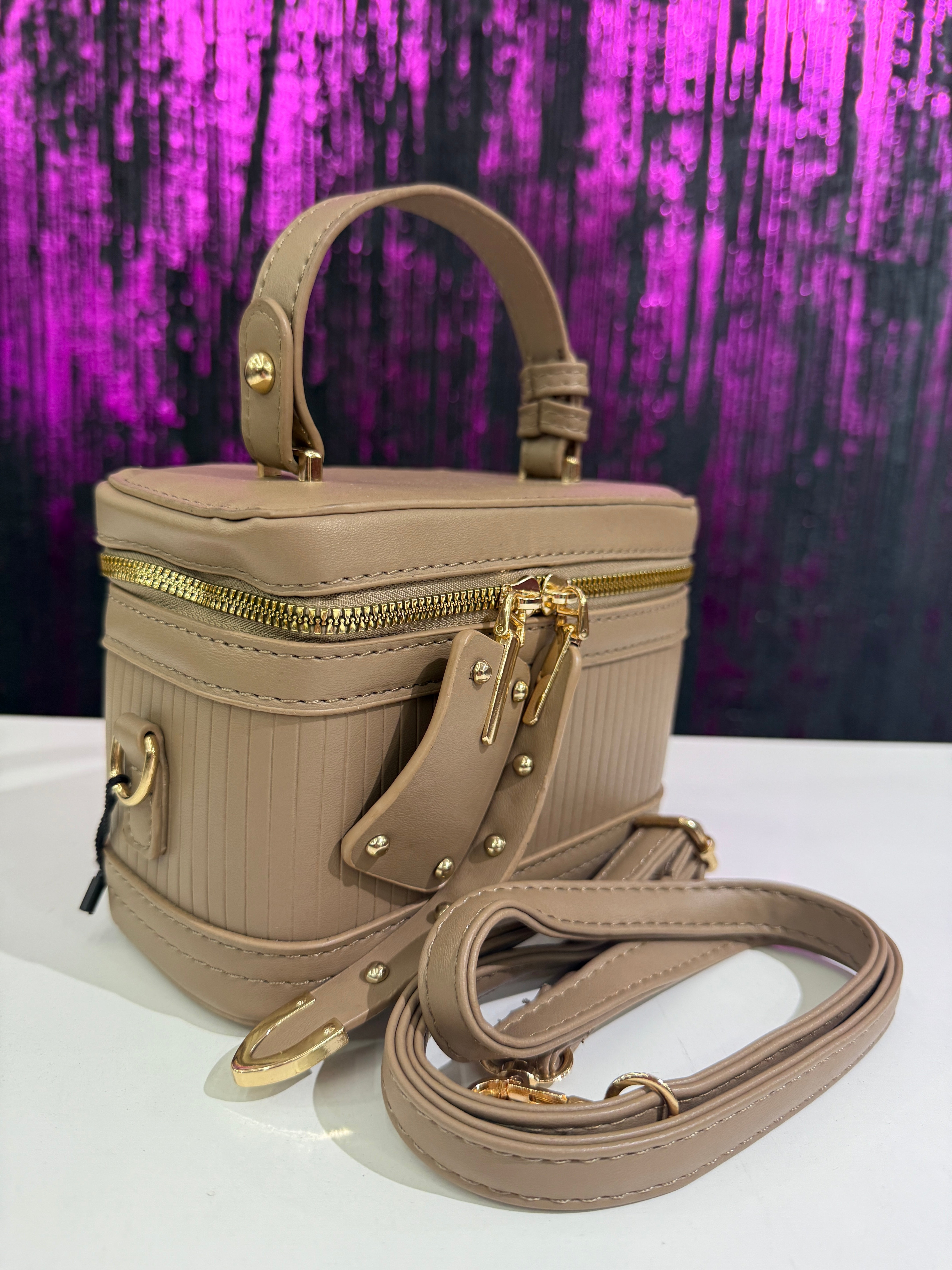 Borsa Tracolla Box Rigida – Modello con Cerniera Dorata