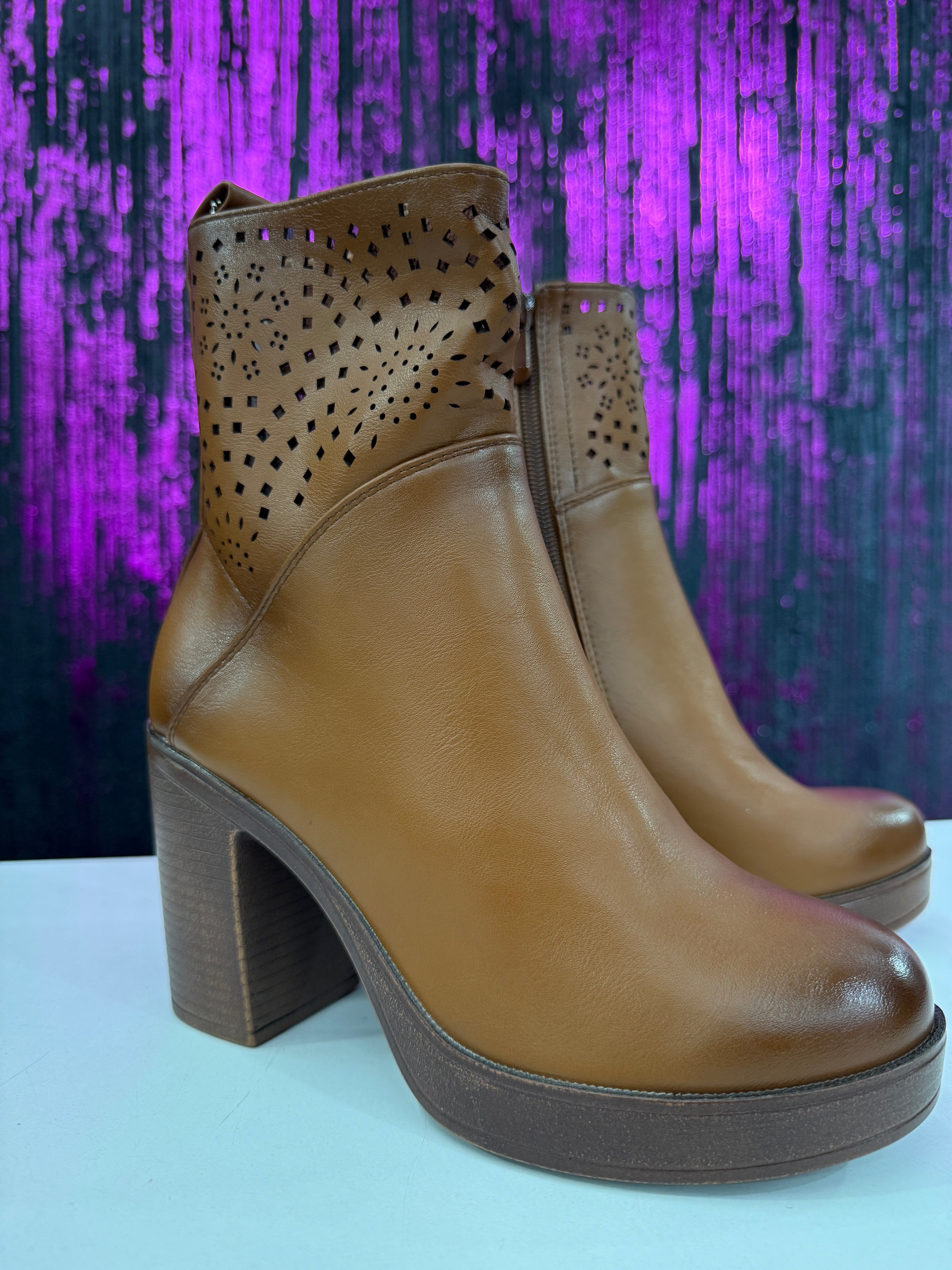 Stivaletti donna con tacco – modello traforato