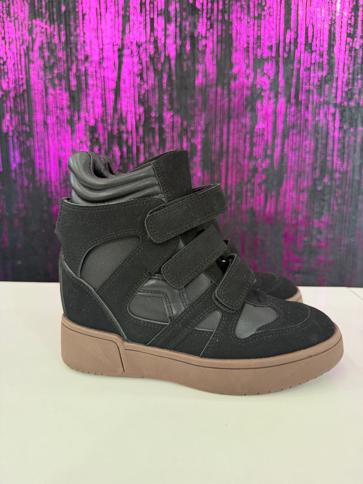 Sneaker stivaletto con zeppa interna