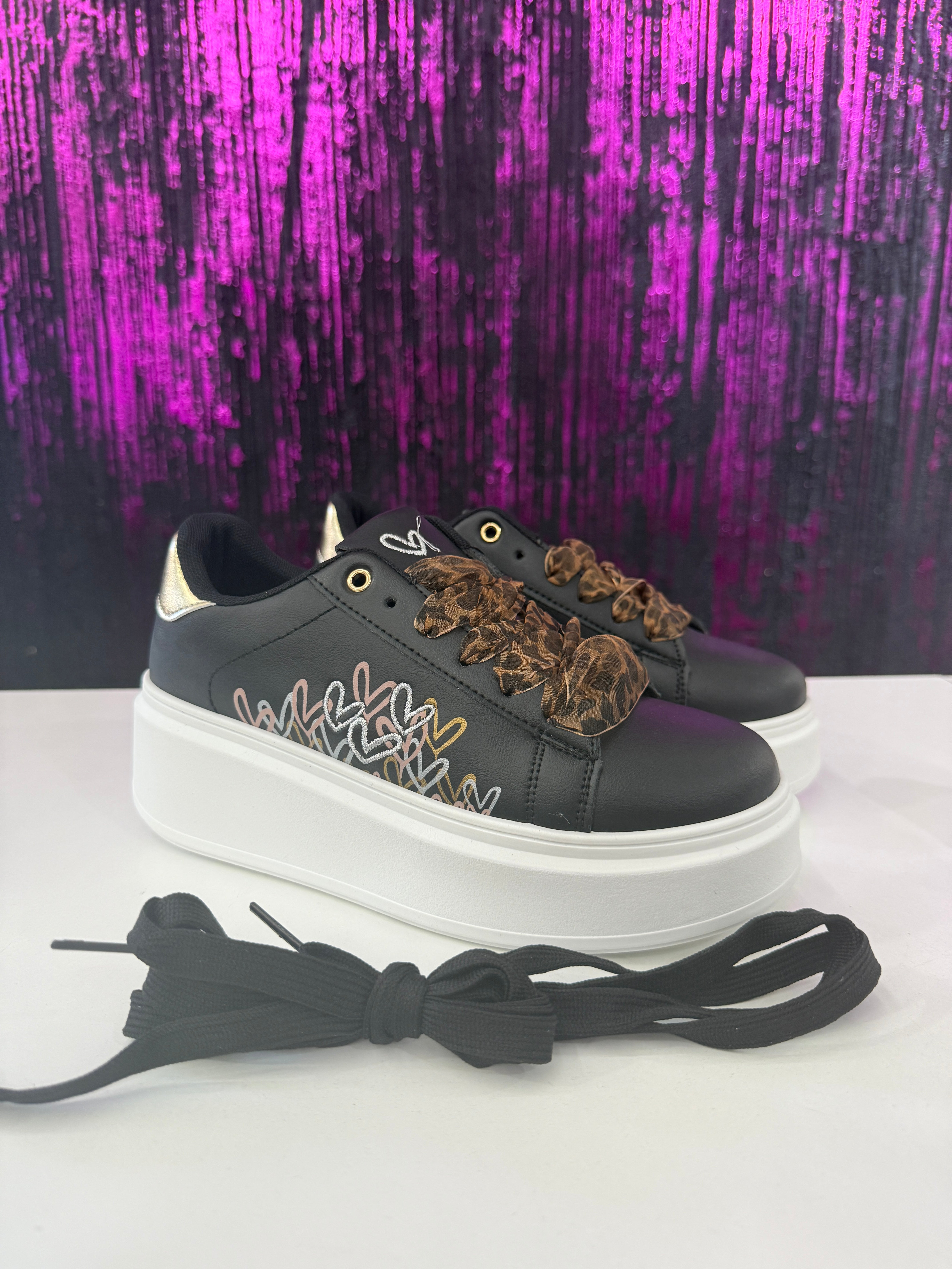Sneakers lacci ricamati